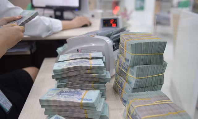 Ngân hàng tất tay 'săn khách' gửi tiền lãi suất cao 