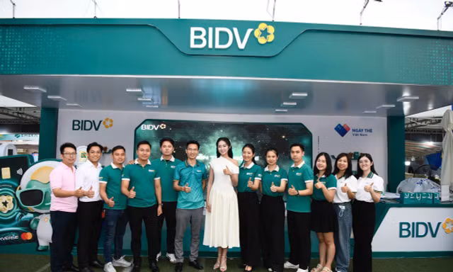 Có điều gì hấp dẫn tại gian hàng BIDV ‘hút' hoa hậu và người trẻ?
