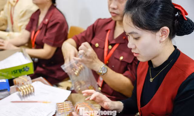 Nghịch lý giá vàng: Thế giới tăng vọt, SJC 'án binh bất động'