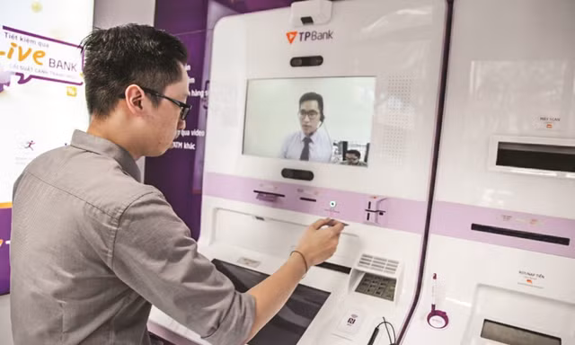 Đằng sau việc hàng nghìn người rời khỏi nhà băng