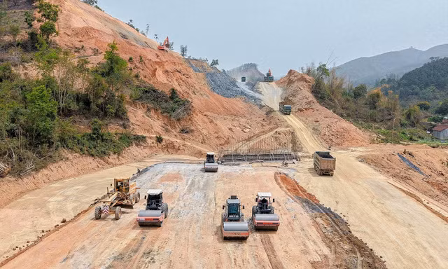 Sốt ruột giải ngân đầu tư công: Hết thời tiền đâu, vậy đầu tiên là gì? 
