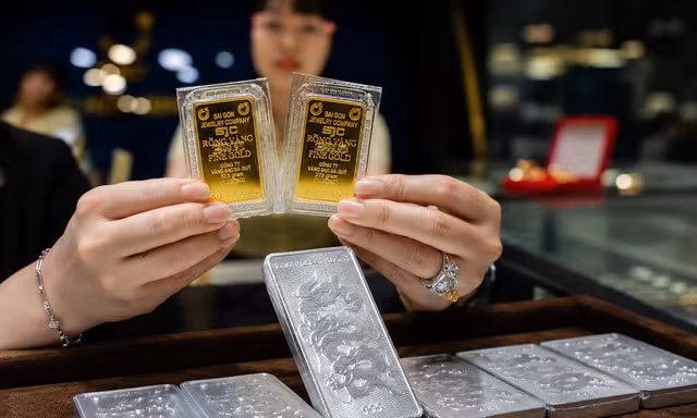 Người mua vàng bạc lỗ nặng 