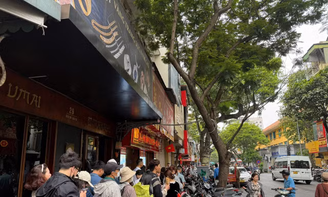 Khổ sở xếp hàng mua vàng bạc rồi trúng quả... đắng
