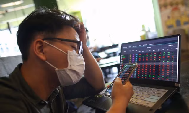Chứng khoán ‘rơi tự do’ hơn 50 điểm rồi bất ngờ kéo ngược phút cuối
