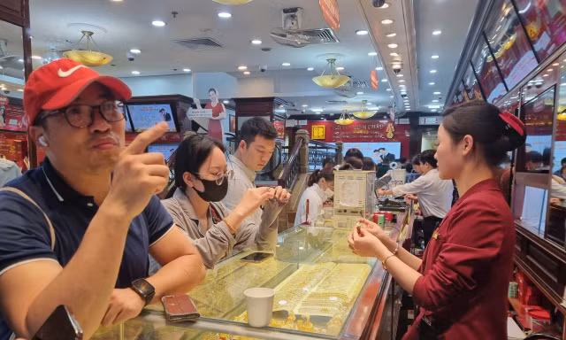 Giá vàng 'đánh võng' mạnh, việc nhà đầu tư nên làm ngay lúc này