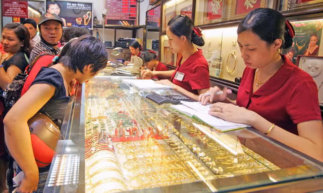 Giá vàng đồng loạt giảm rất mạnh