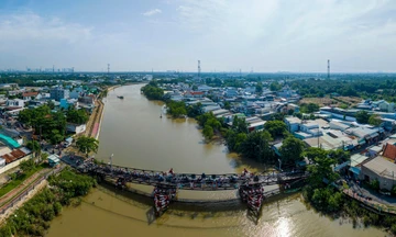 Nhìn lại cầu sắt hơn 50 năm tuổi, đi phải 'canh lượt tránh nhau' ở TPHCM