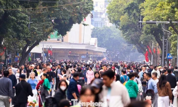 Biển người đổ về phố đi bộ Hồ Gươm