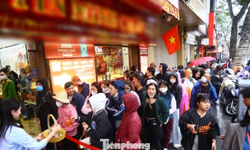 Đội mưa từ 4h sáng 'săn' vàng trước ngày vía Thần tài