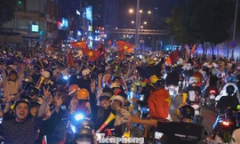 Khoảnh khắc biển người reo hò xuyên đêm