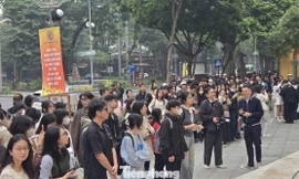 Xếp hàng gặp Nguyễn Nhật Ánh