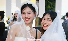 Fan nữ mặc váy cưới đến concert G-Dragon ở Hưng Yên