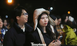 Đông nghịt người đổ về Mỹ Đình trong mưa rét 