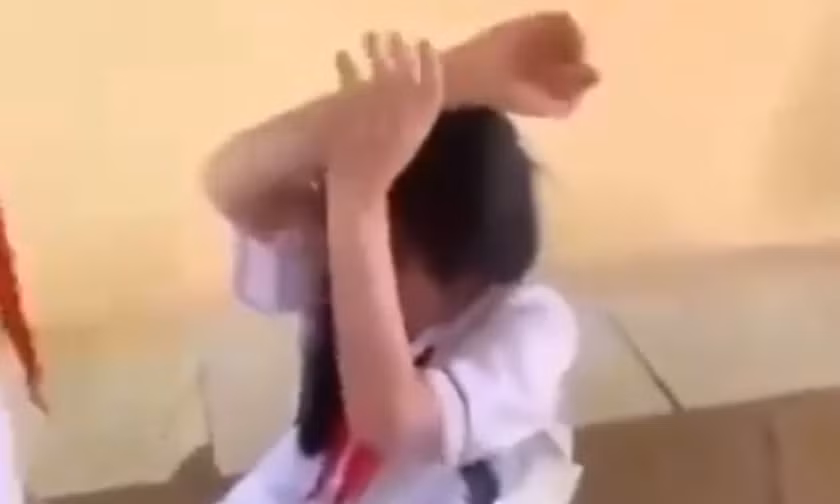 Nữ sinh lớp 8 bị bạn cùng lớp đánh, ép cởi áo để quay clip