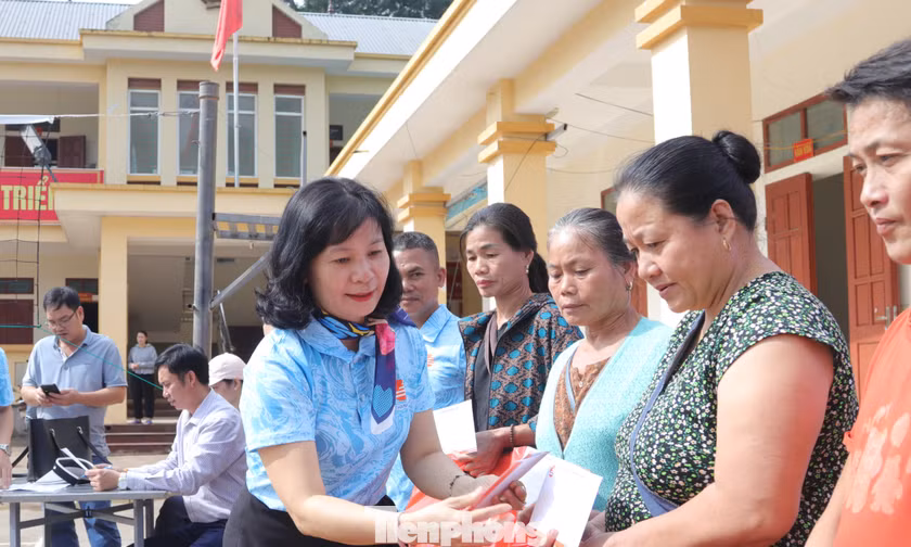 Hơn 200 suất quà đến với người dân vùng rốn lũ biên giới Nghệ An