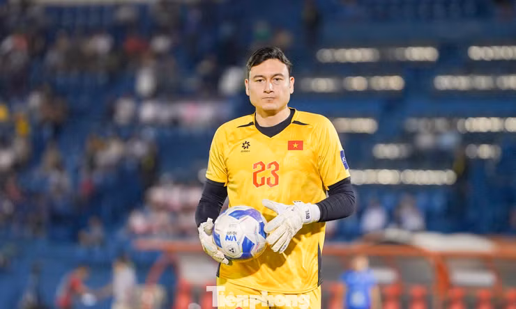 HLV Kim Sang-sik nói gì về phần trình diễn của thủ môn Đặng Văn Lâm