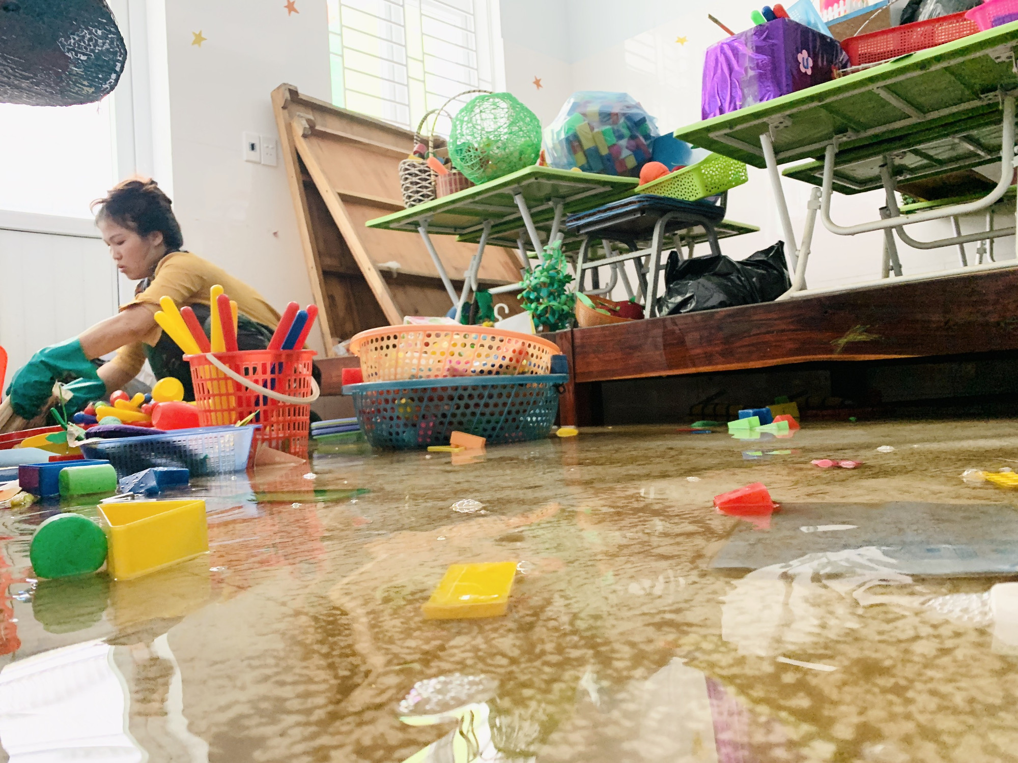 Lũ rút, giáo viên lội nước cao nửa mét vào trường mò tìm sách cho trò ảnh 5