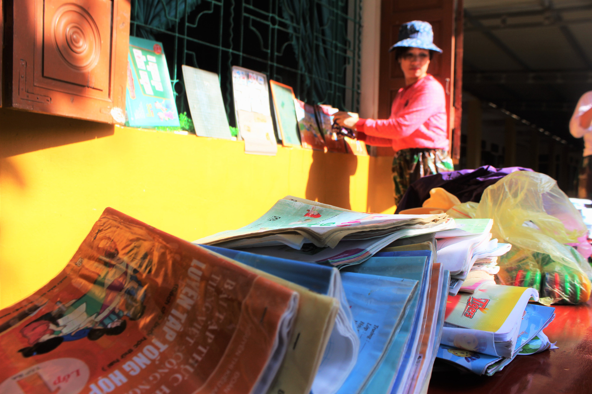 Lũ rút, giáo viên lội nước cao nửa mét vào trường mò tìm sách cho trò ảnh 7