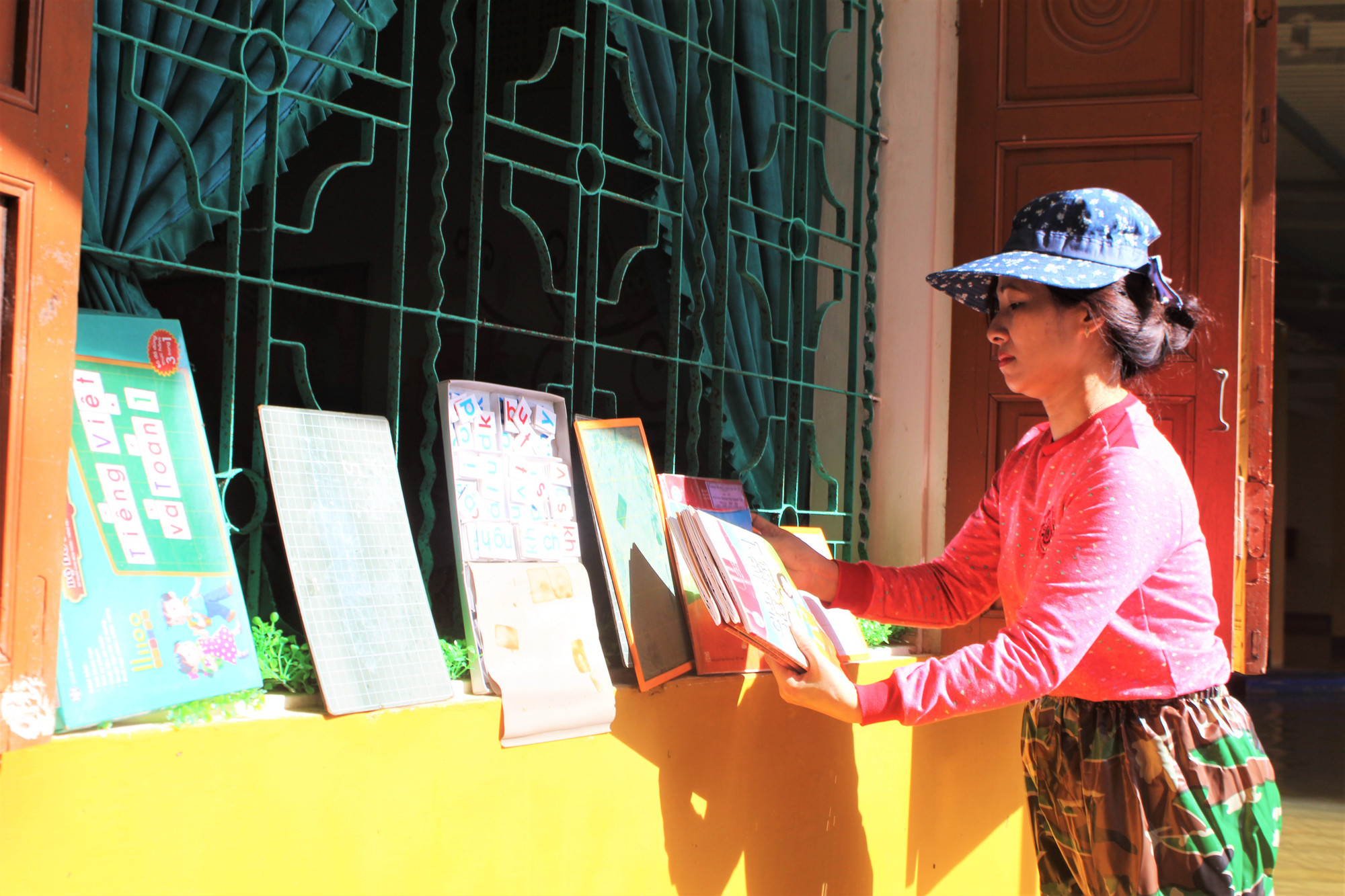 Lũ rút, giáo viên lội nước cao nửa mét vào trường mò tìm sách cho trò ảnh 12