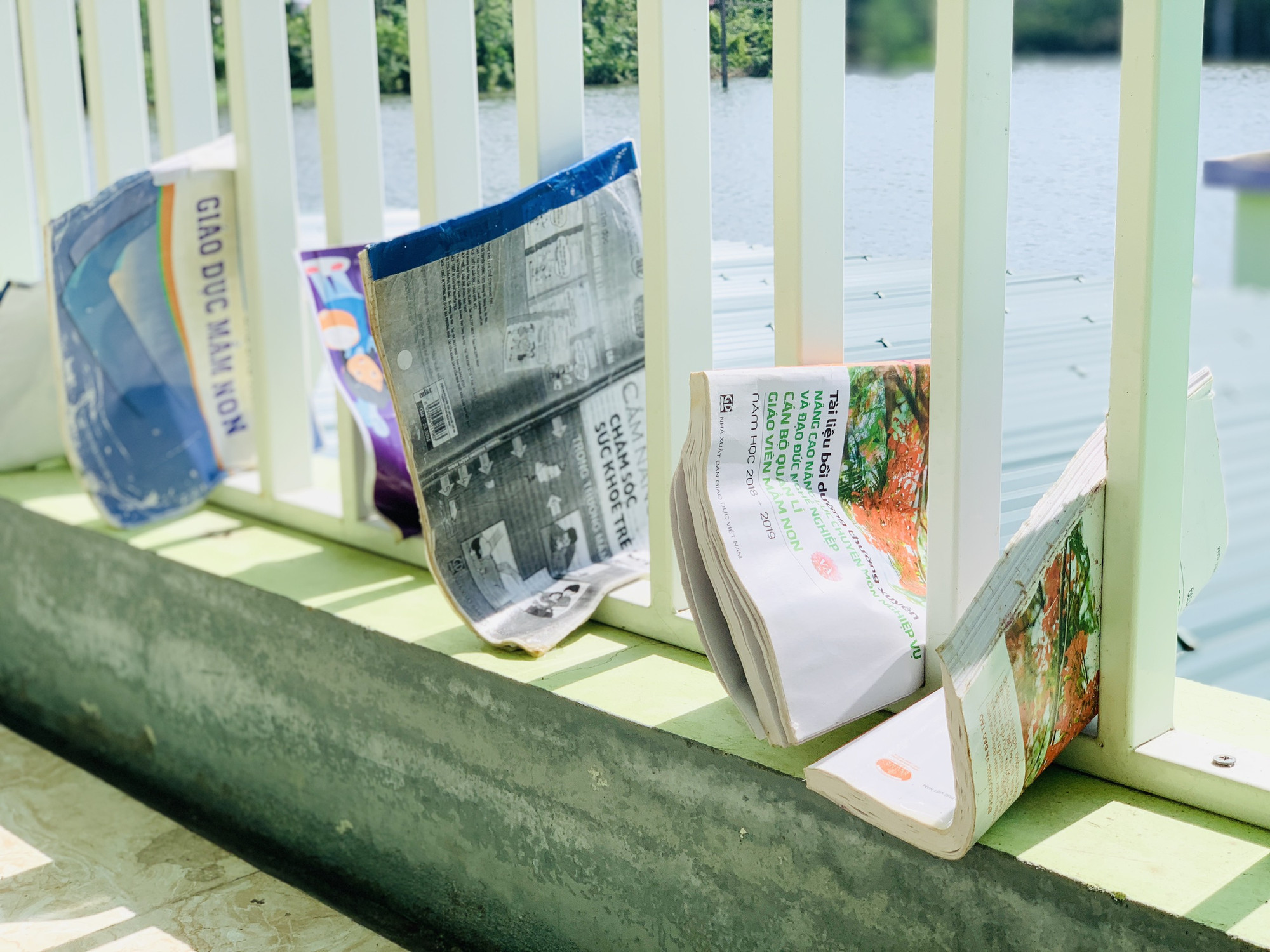 Lũ rút, giáo viên lội nước cao nửa mét vào trường mò tìm sách cho trò ảnh 4