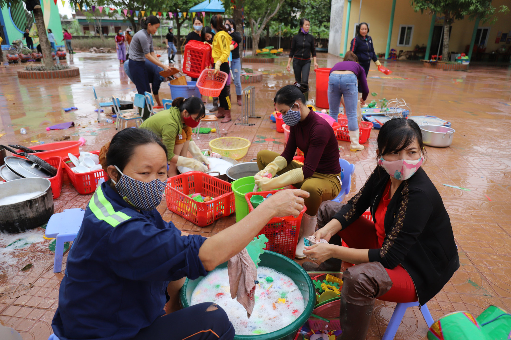 Lũ rút, giáo viên lội nước cao nửa mét vào trường mò tìm sách cho trò ảnh 15