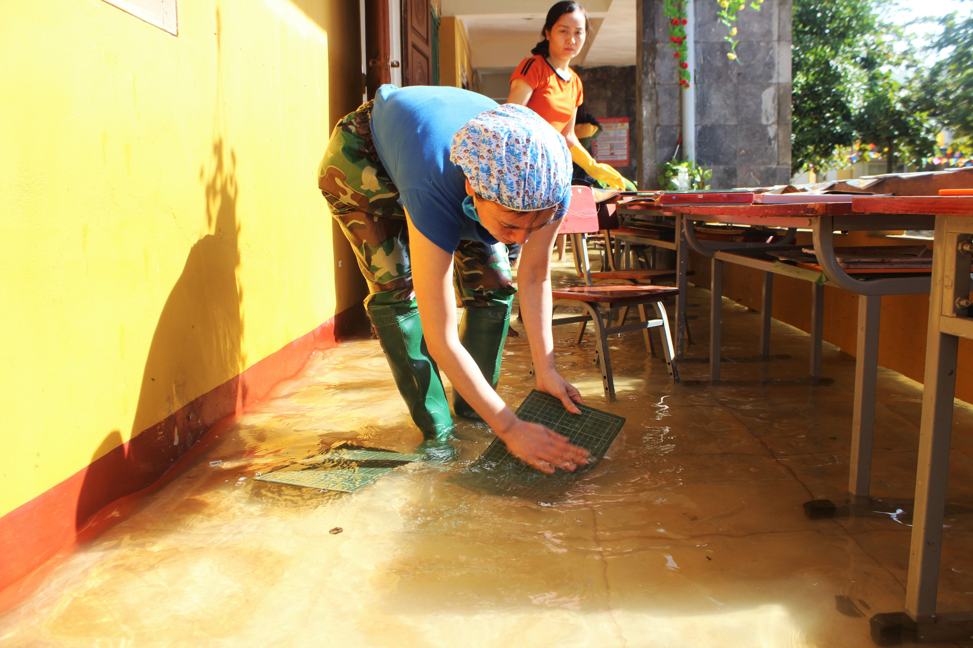 Lũ rút, giáo viên lội nước cao nửa mét vào trường mò tìm sách cho trò ảnh 8