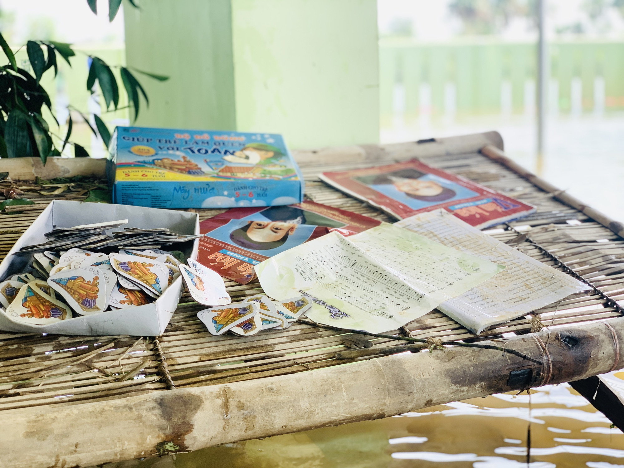 Lũ rút, giáo viên lội nước cao nửa mét vào trường mò tìm sách cho trò ảnh 6