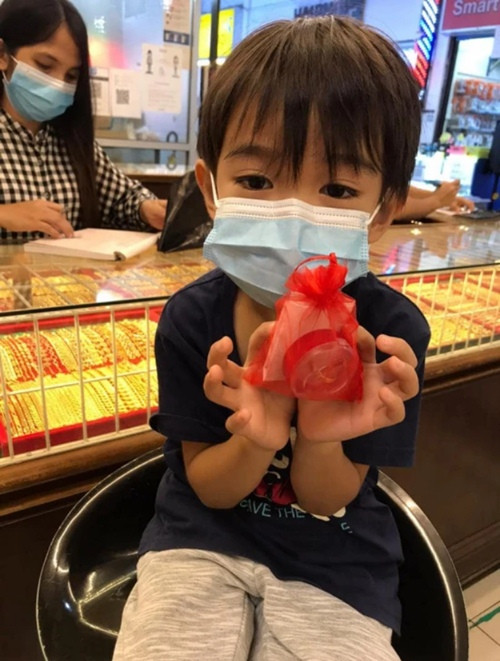 Đây mới là “con nhà người ta”: Cậu bé 6 tuổi dùng hết tiền sinh nhật để mua vàng tặng mẹ | Báo điện tử Tiền Phong