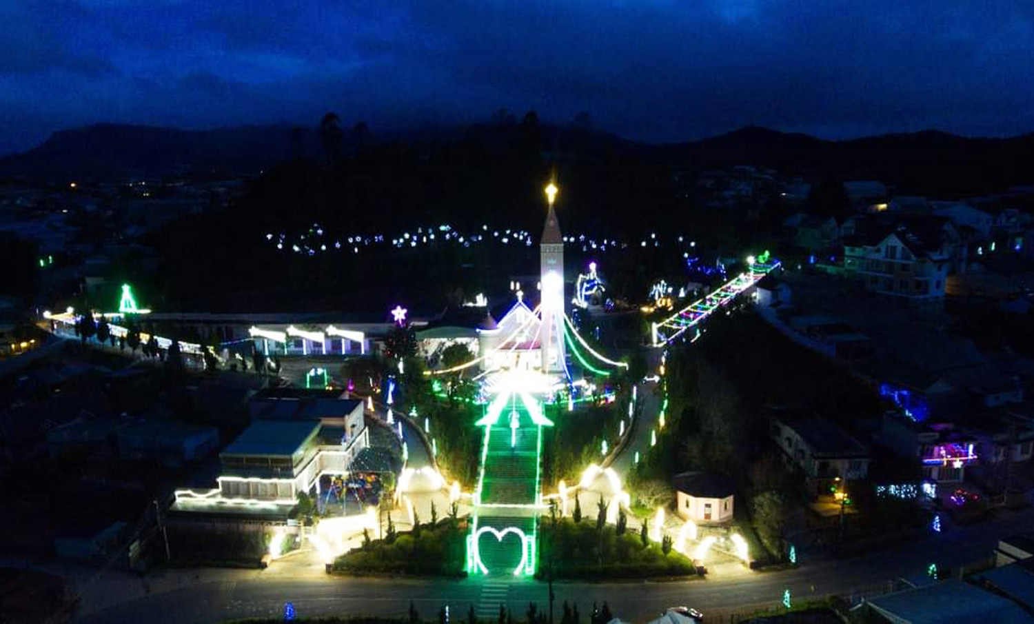 Đà Lạt se lạnh, lung linh rực rỡ trong mùa Giáng sinh | Báo điện tử Tiền  Phong