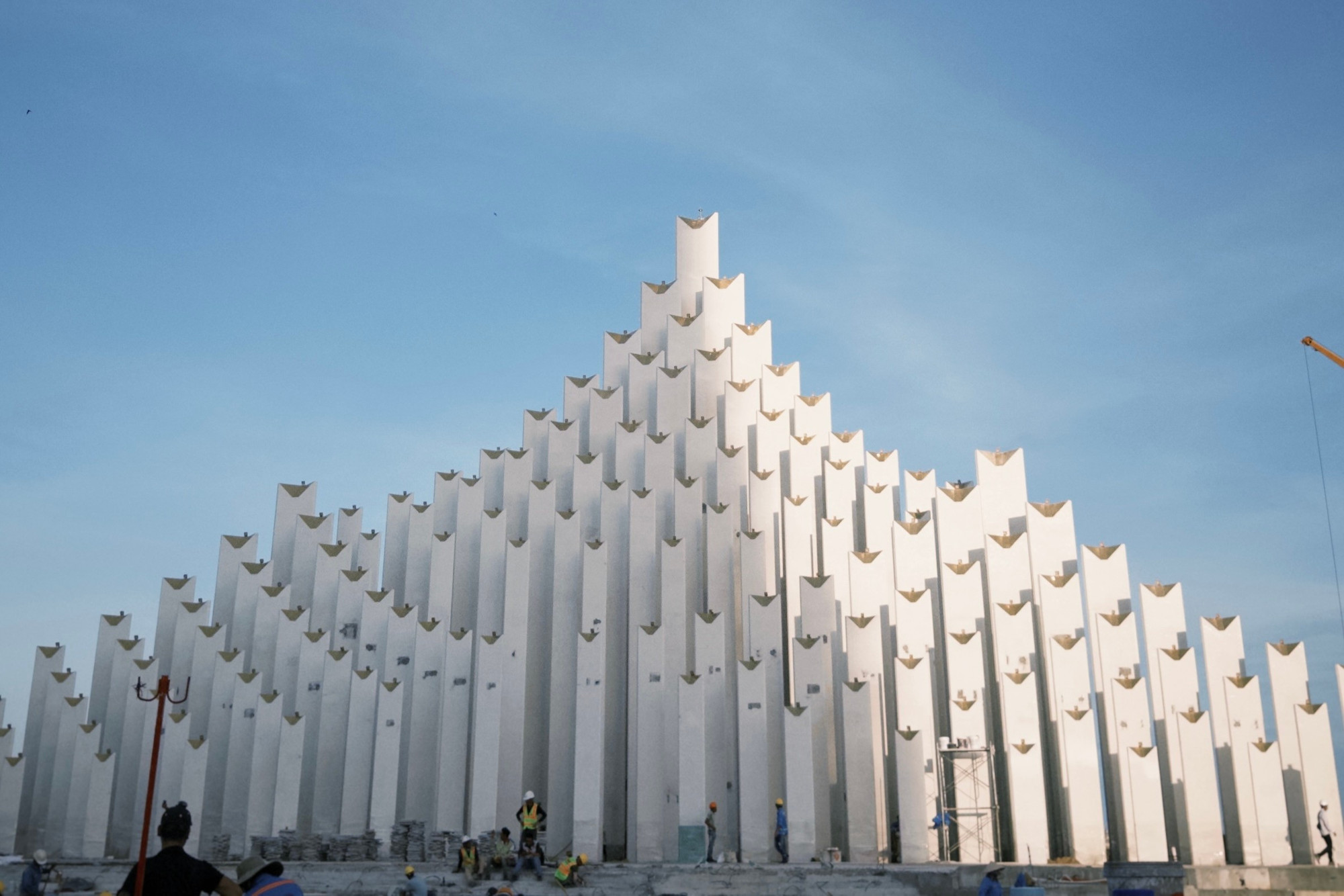 143 trụ cột tháp Tam Thắng ở TPHCM 'phát sáng' dưới nắng | Báo điện tử Tiền Phong