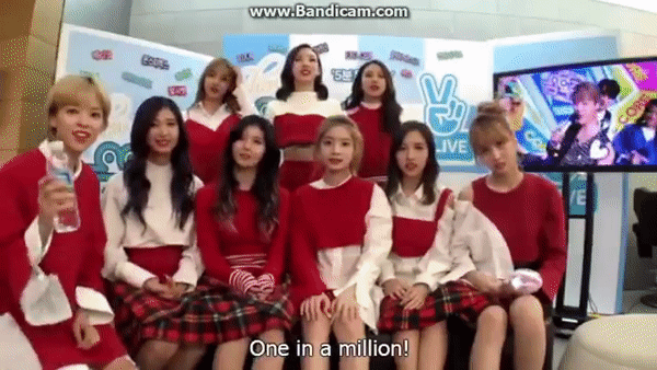 Jeongyeon đang tươi vui là thế mà nhìn thấy Jimin trên màn hình liền ngưng cười. Hoang mang cực độ trước mối quan hệ khó hiểu giữa Jimin (BTS) và Jeongyeon (TWICE) ảnh 2