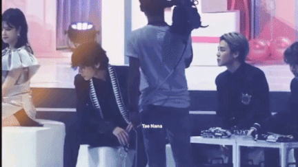 Một lần nữa, Jimin lại liếc trộm Jeongyeon rồi quay mặt đi. Hoang mang cực độ trước mối quan hệ khó hiểu giữa Jimin (BTS) và Jeongyeon (TWICE) ảnh 8
