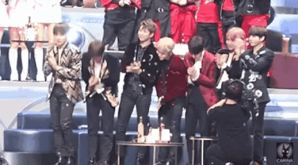 Jeongyeon rõ là cúi đầu chào V, Jin, RM rất lịch sự nhưng khi đi ngang qua Jimin thì lại ngoảnh mặt đi hướng khác. Hoang mang cực độ trước mối quan hệ khó hiểu giữa Jimin (BTS) và Jeongyeon (TWICE) ảnh 4