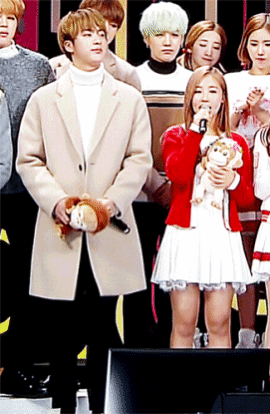 Khi “bé hạt tiêu” gặp “người khổng lồ” thì K-Pop có những màn dở khóc dở cười ảnh 4