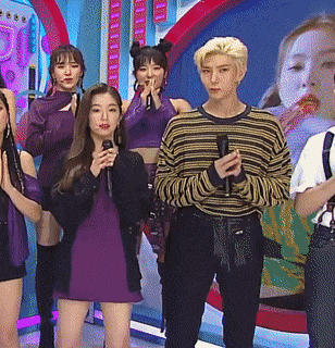 Khi “bé hạt tiêu” gặp “người khổng lồ” thì K-Pop có những màn dở khóc dở cười ảnh 1