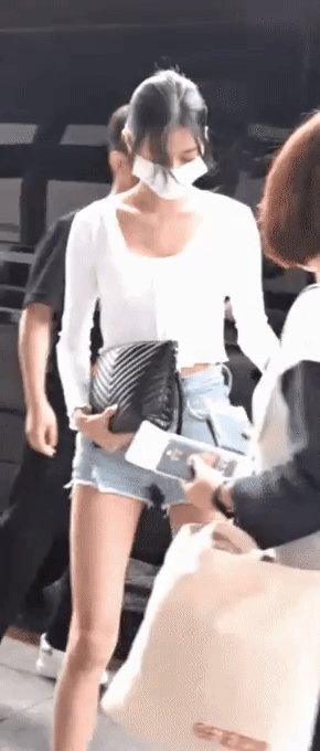 Ngắm cận cảnh đôi chân Jang Won Young để thấy “Thủy thủ Mặt Trăng” là có thật ảnh 6