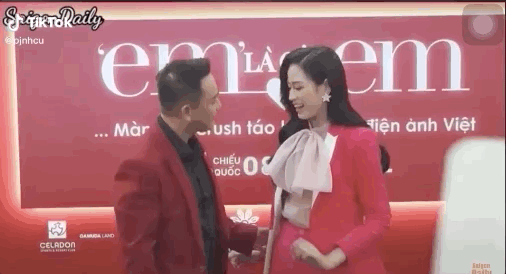 Tân Hoa hậu khéo léo né tránh cử chỉ thân thiết của Hứa Vĩ Văn. Nguồn: Saigon Daily Đăng quang chưa lâu, Hoa hậu Đỗ Thị Hà đã chứng tỏ EQ cao, hành xử cực khéo léo ảnh 2