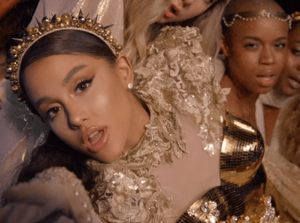 Và đây là phong cách biểu diễn thường thấy của Ariana Grande Có bất công cho Jennie (BLACKPINK) khi bị tố "sao chép Ariana Grande" vì hành động này? ảnh 6