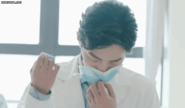 Chỉ là hành động tháo khẩu trang nhưng Tiêu Chiến cũng bị chê trách trong phim mới ảnh 2