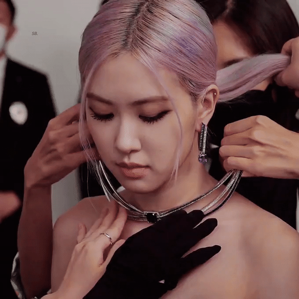 Chụp ảnh với vòng cổ trị giá 20 tỷ cảm giác sẽ ra sao, hỏi Rosé (BLACKPINK) là rõ! ảnh 3