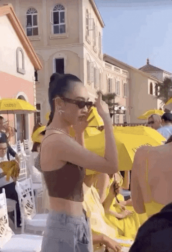 Là khách VIP ngồi hàng ghế đầu show thời trang, tại sao Ngọc Trinh lại bỏ về giữa chừng? ảnh 4