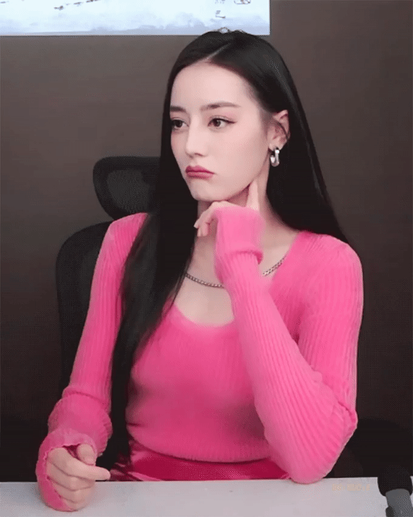 Xài nhầm filter khi livestream, đến xinh đẹp ngút ngàn như Địch Lệ Nhiệt Ba cũng mất điểm! ảnh 2