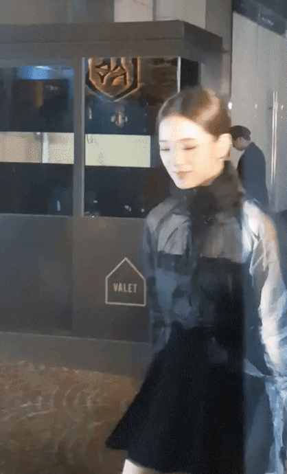 Cả rừng đèn flash cũng không thể “dìm hàng” chị cả BLACKPINK: Đơn giản vì Jisoo quá đẹp! ảnh 5