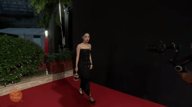 Hiếm hoi lắm mới thấy Jennie (BLACKPINK) chịu lép vế người khác khi đụng hàng đồ Chanel ảnh 6