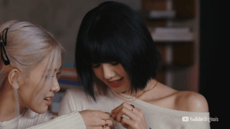 Lisa mang khoe dây chuyền đặc biệt mà sao fan lại thấy thương em út BLACKPINK quá chừng? ảnh 5