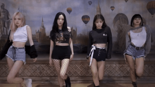 BLACKPINK khoe video tập nhảy ở trụ sở mới sang chảnh nhưng netizen chú ý đến thứ khác ảnh 1