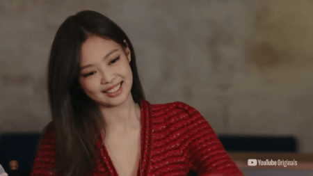 Lisa mang khoe dây chuyền đặc biệt mà sao fan lại thấy thương em út BLACKPINK quá chừng? ảnh 2