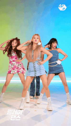 Những màn lên đồ “đi vào lòng đất” của stylist khiến idol K-Pop soi gương mà muốn khóc ảnh 1