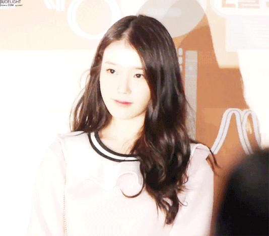 Cùng đối mặt với đèn flash mà sao Hàn và Trung có phản ứng hoàn toàn trái ngược ảnh 2