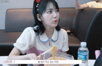 Khó chịu khi có người ăn chung mỳ: Sakura (IZ*ONE) quá khó tính hay do văn hóa khác biệt? ảnh 2